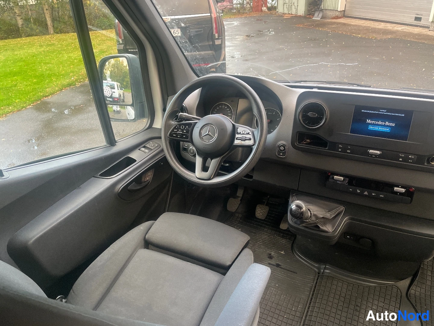 Valkoinen Mercedes-Benz Sprinter 2020, ohjaamo, kuva 6