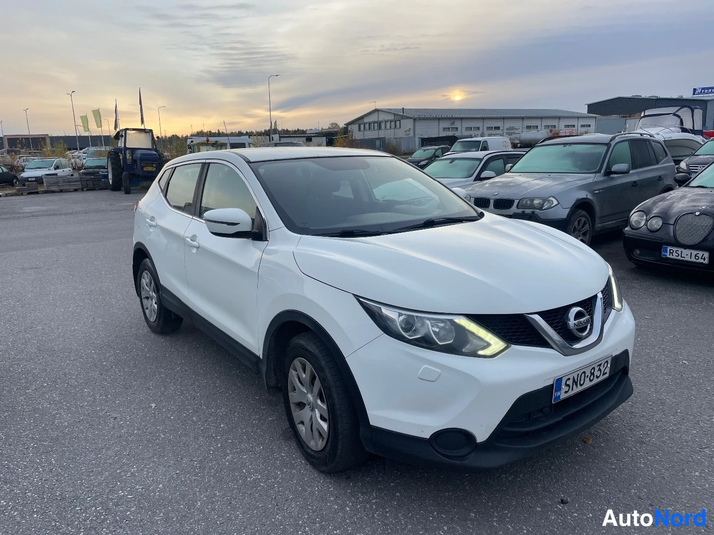 Valkoinen Nissan Qashqai 2016, etuviisto, keula oikealle, kuva 2