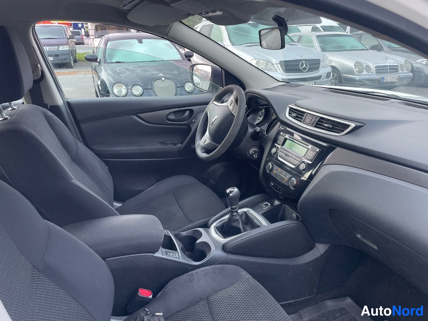 Valkoinen Nissan Qashqai 2016, ohjaamo, kuva 5