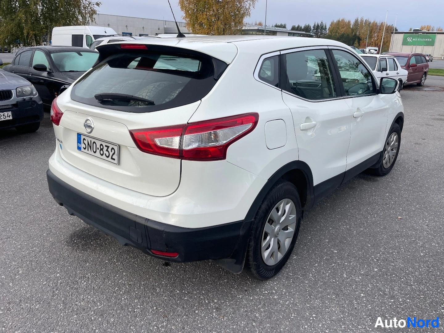 Valkoinen Nissan Qashqai 2016, takaviisto, kuva 3
