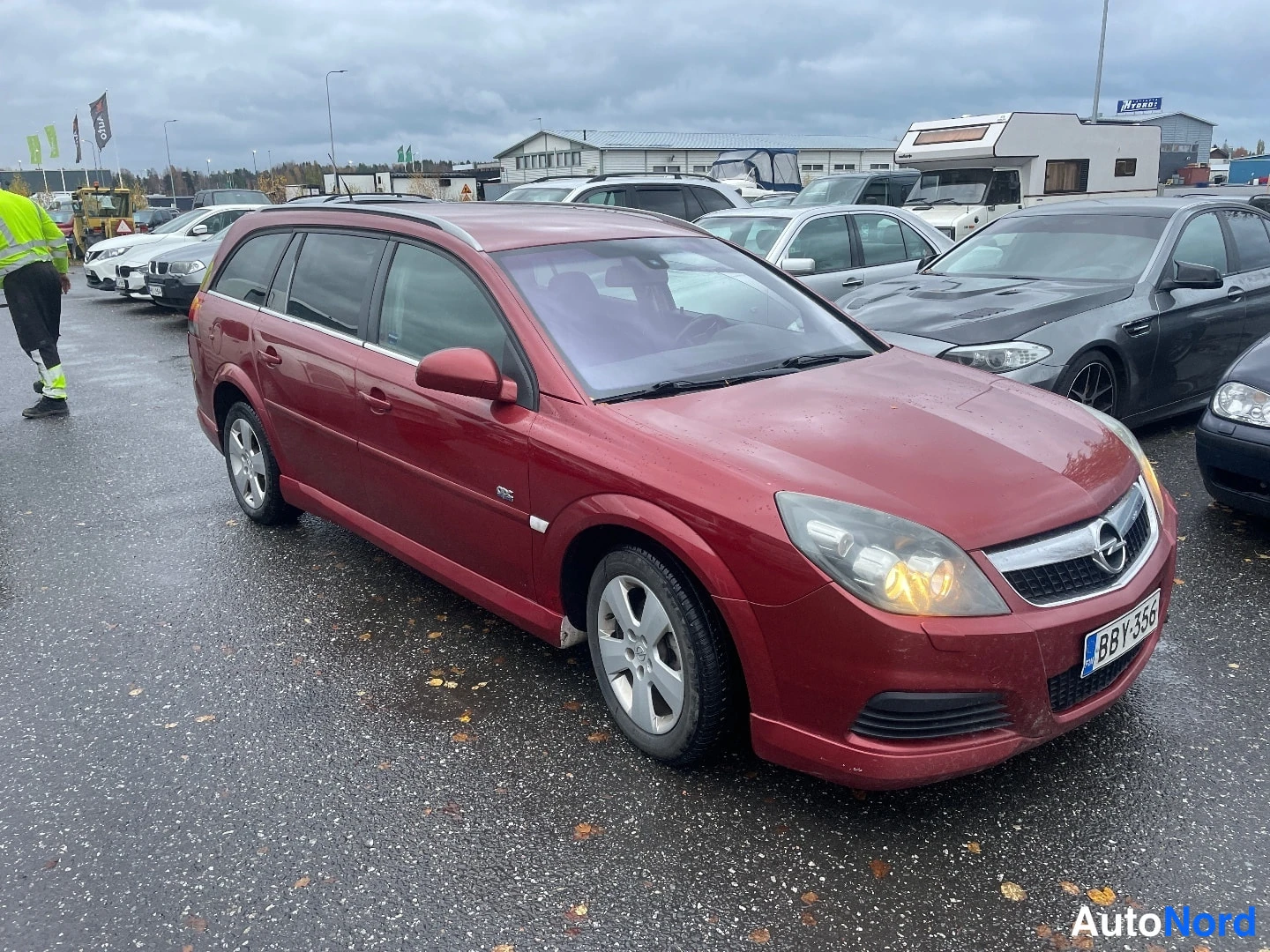 Punainen Opel Vectra 2007, etuviisto, keula oikealle, kuva 2