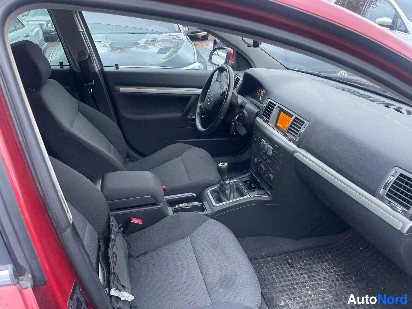 Punainen Opel Vectra 2007, ohjaamo, kuva 5