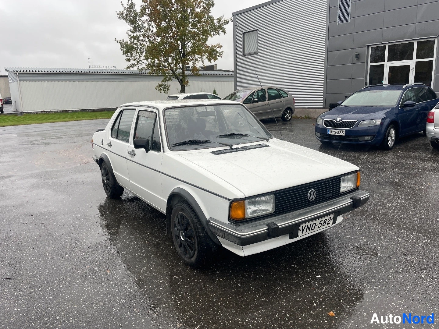 Valkoinen Volkswagen Jetta 1984, etuviisto, keula oikealle, kuva 2