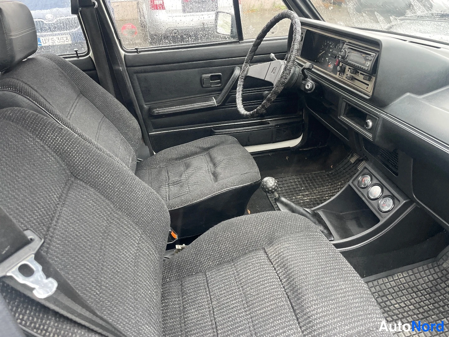 Valkoinen Volkswagen Jetta 1984, ohjaamo, kuva 5