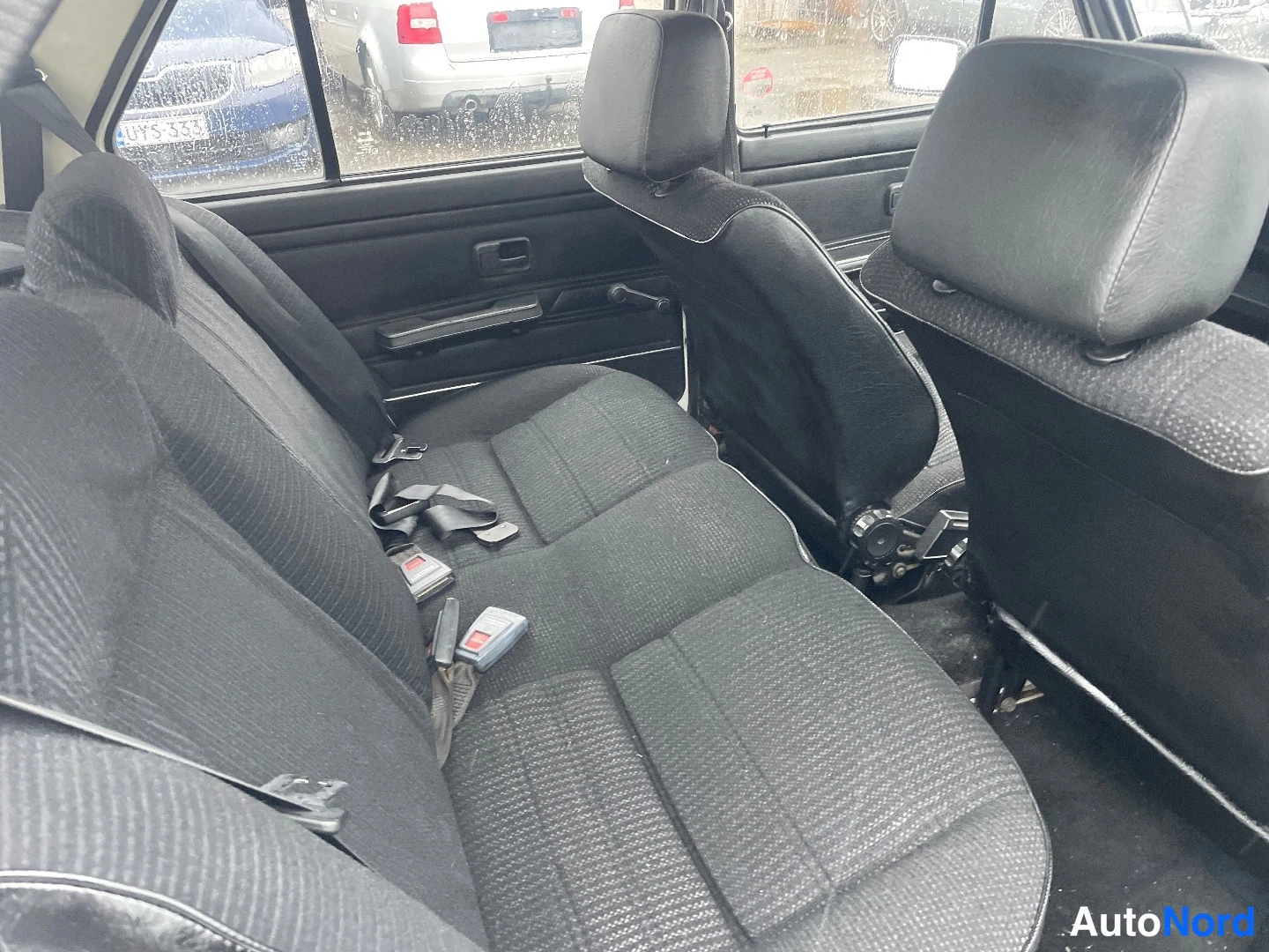 Valkoinen Volkswagen Jetta 1984, takaistuimet, kuva 6