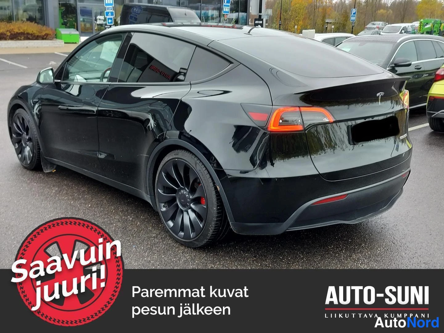 Musta Tesla Model Y Performance 2023, takaviisto, kuva 3