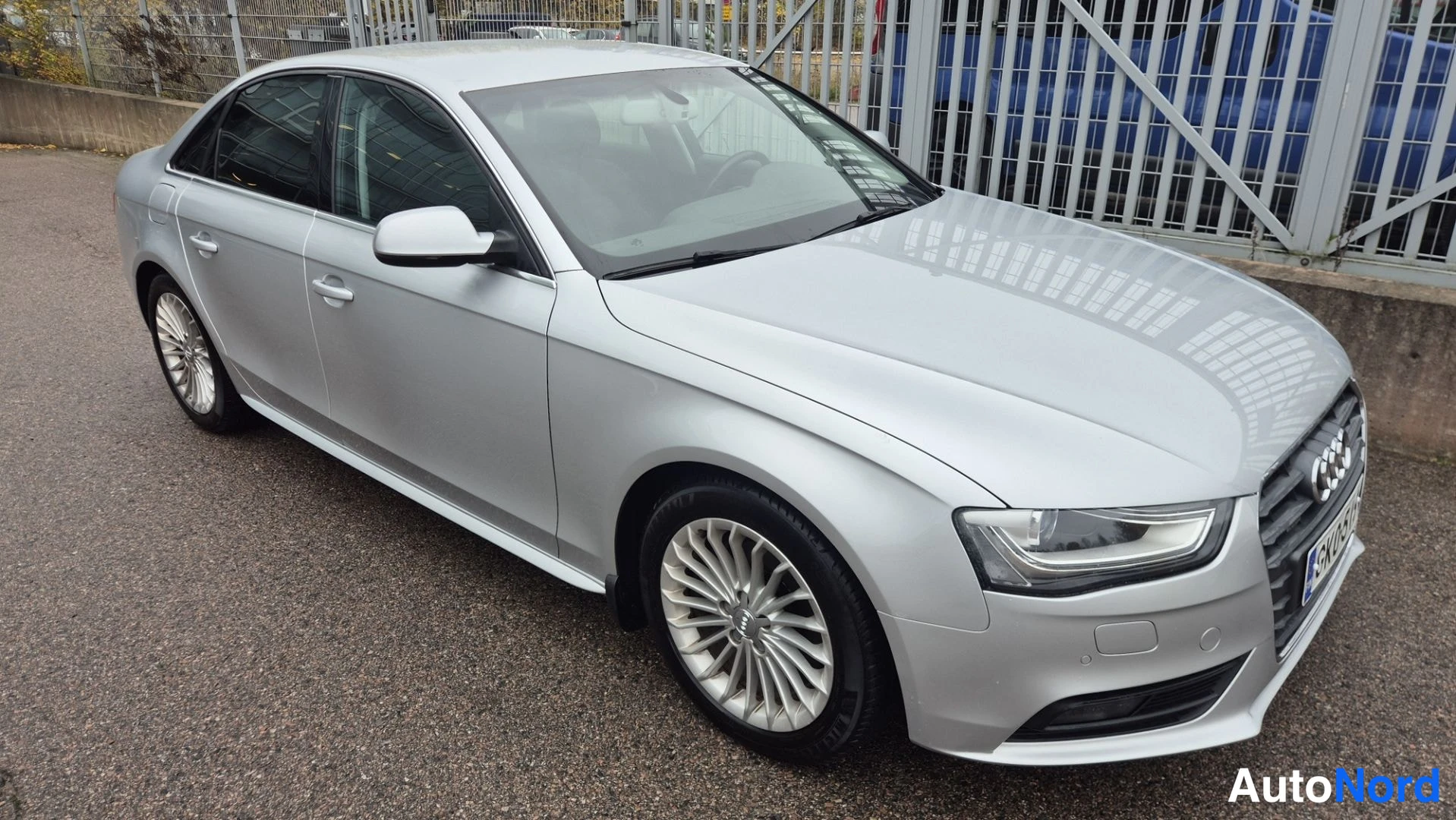 Hopea Audi A4 2013, etuviisto, keula oikealle, kuva 2