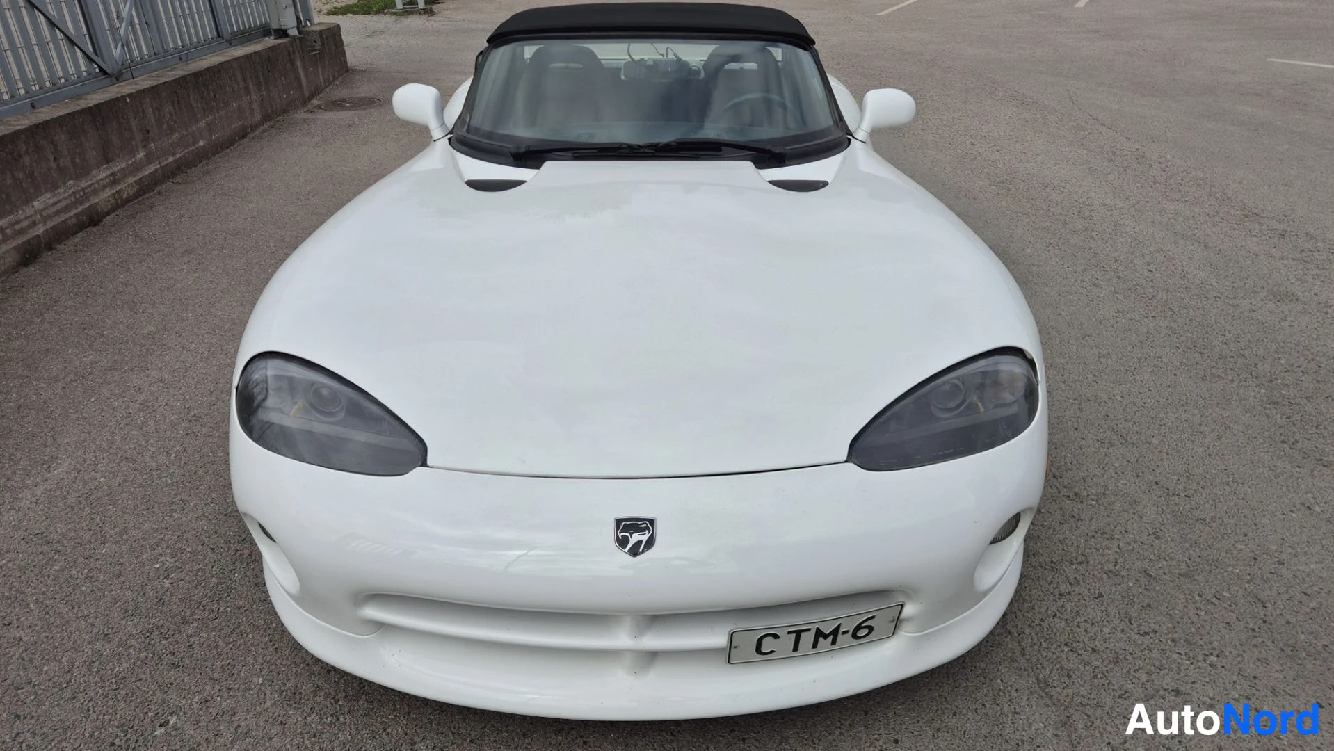 Valkoinen Dodge Viper 1995, edestä, kuva 4