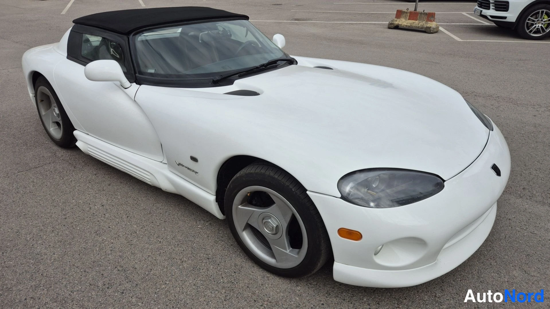 Valkoinen Dodge Viper 1995, etuviisto, keula oikealle, kuva 3