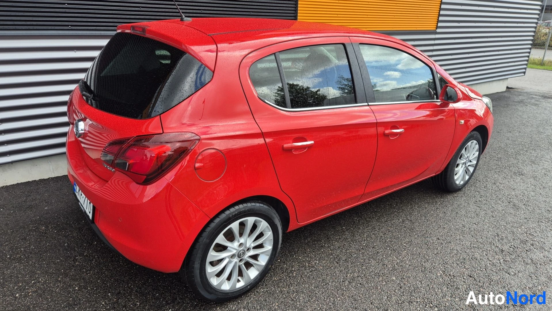Punainen Opel Corsa 2016, takaviisto, kuva 6