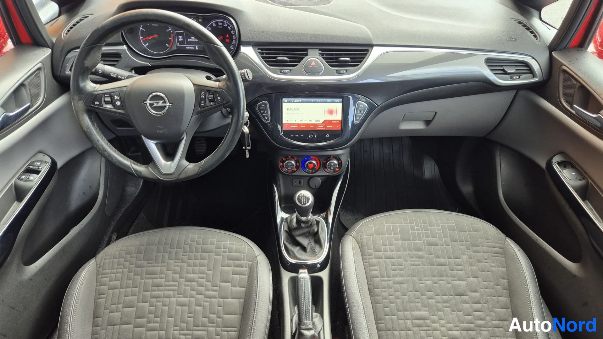 Punainen Opel Corsa 2016, ohjaamo, kuva 10