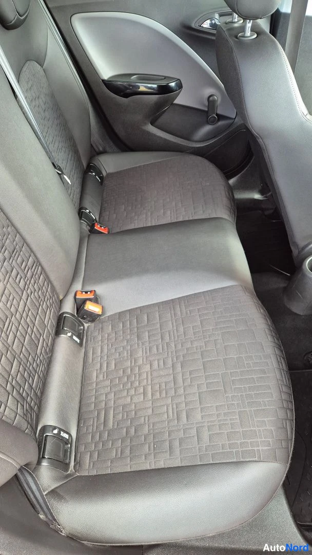 Punainen Opel Corsa 2016, takaistuimet, kuva 12