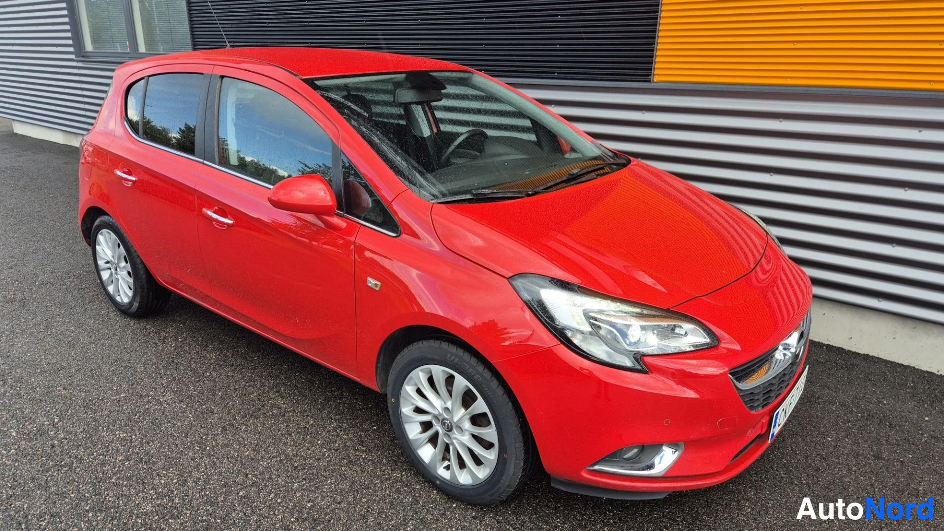 Punainen Opel Corsa 2016, etuviisto, keula oikealle, kuva 3