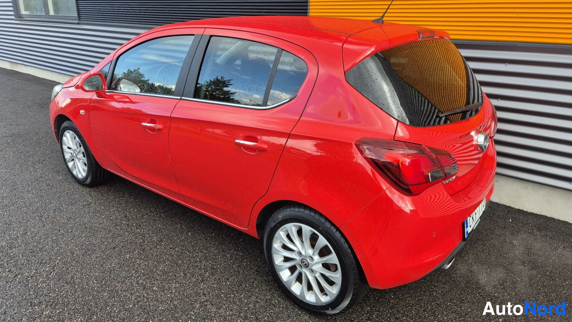 Punainen Opel Corsa 2016, takaviisto, kuva 7