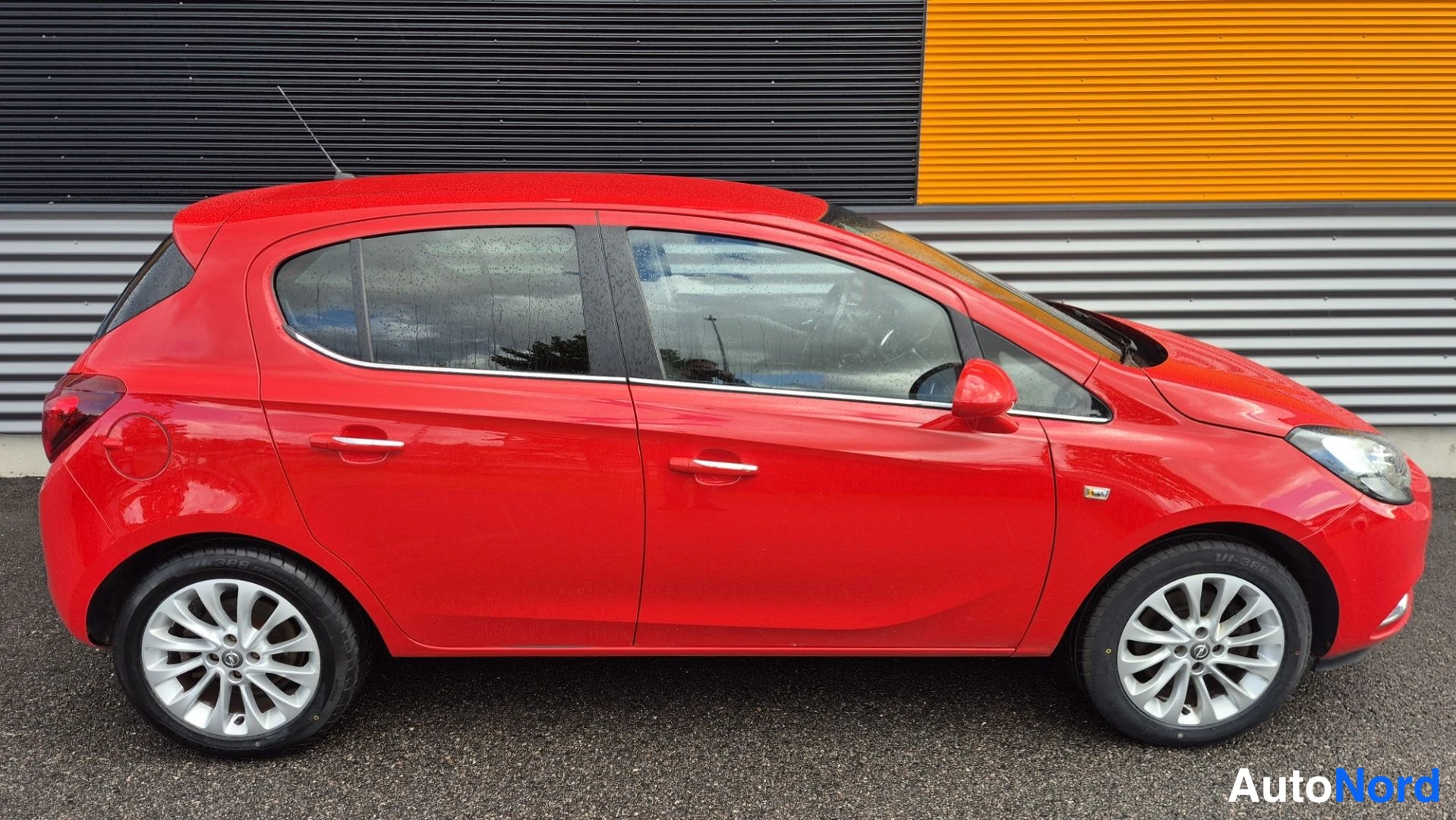 Punainen Opel Corsa 2016, etuviisto, keula oikealle, kuva 2