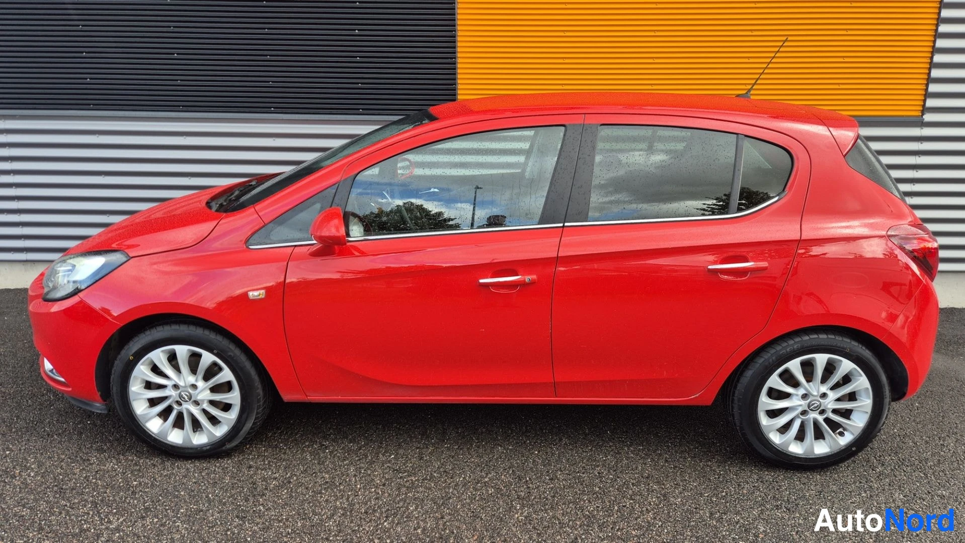 Punainen Opel Corsa 2016, sivulta, kuva 5