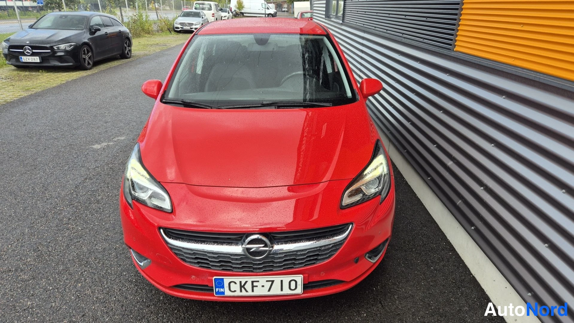 Punainen Opel Corsa 2016, edestä, kuva 4