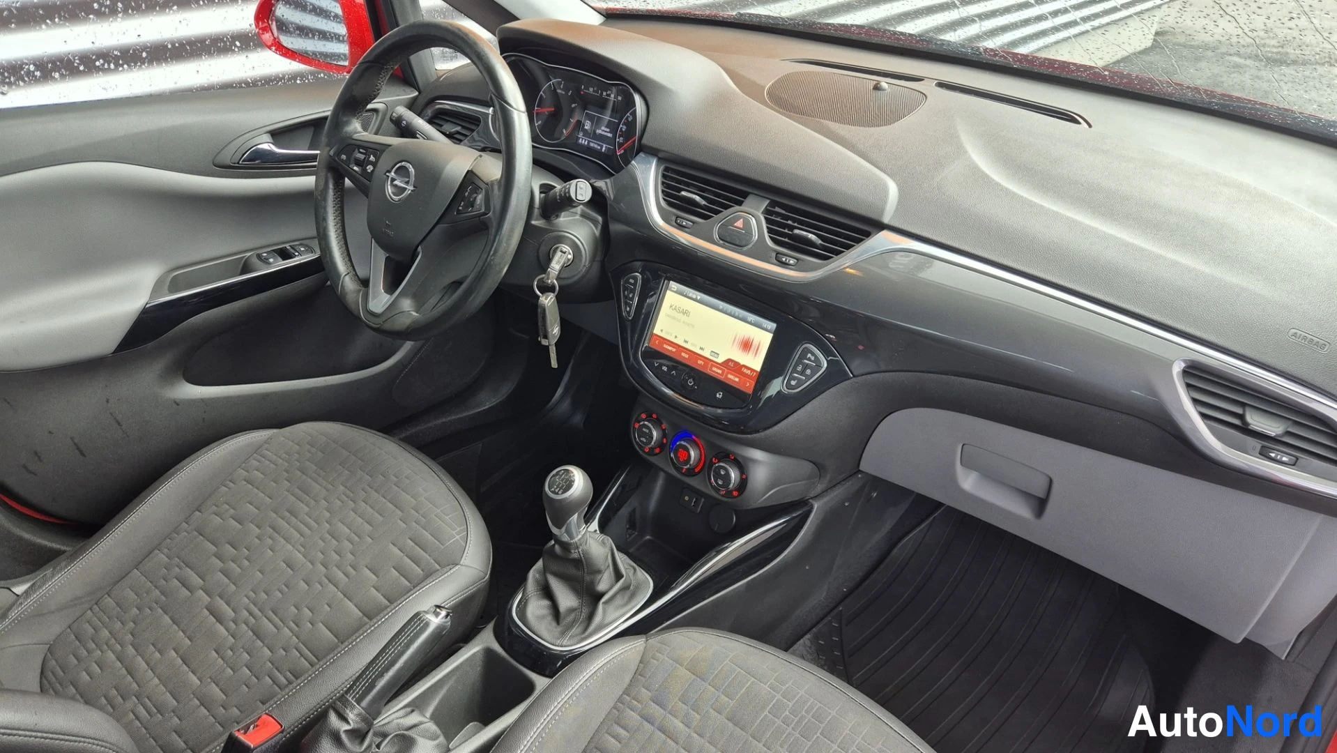 Punainen Opel Corsa 2016, ohjaamo, kuva 9