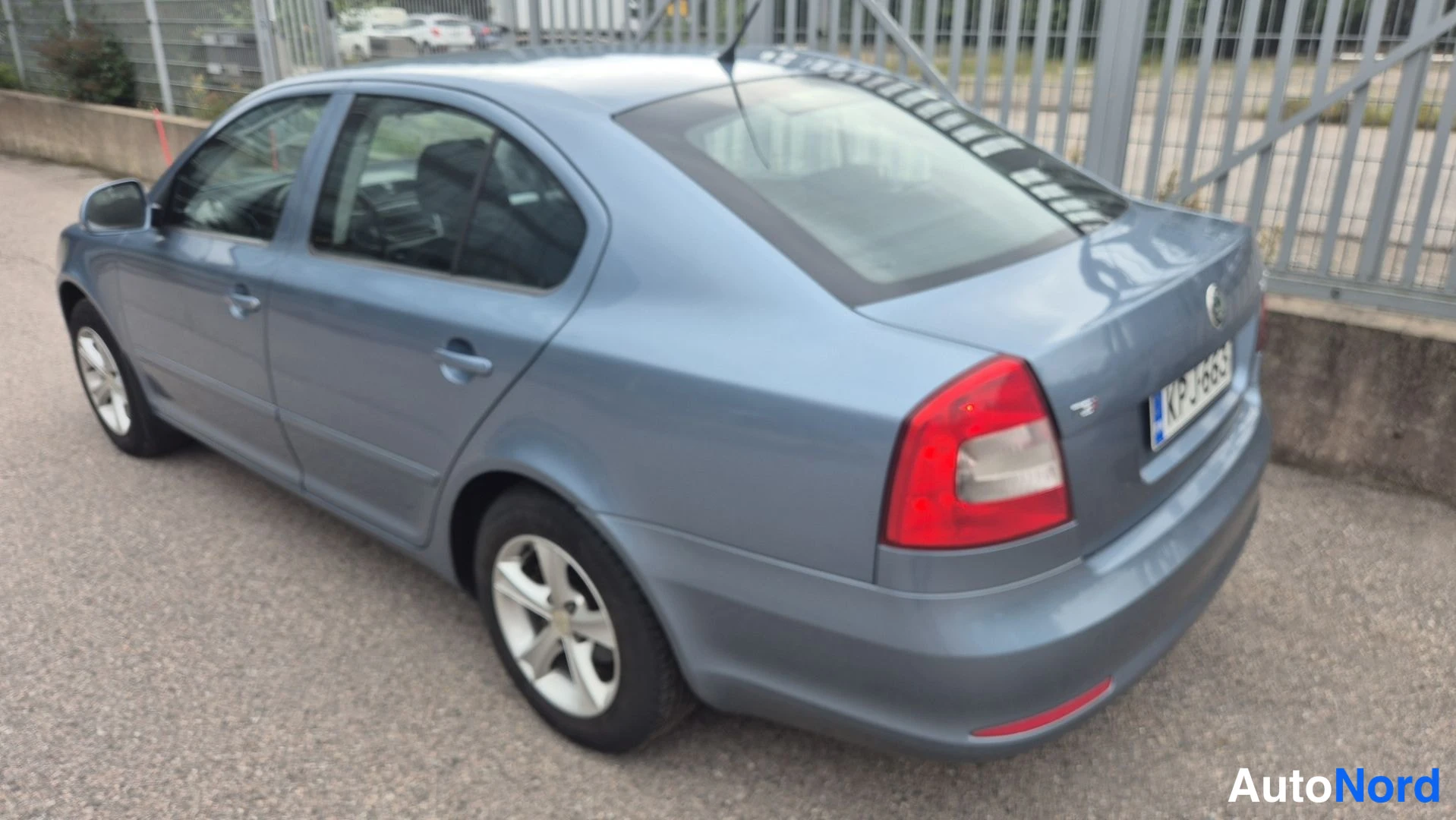 Sininen Skoda Octavia 2010, takaviisto, kuva 6