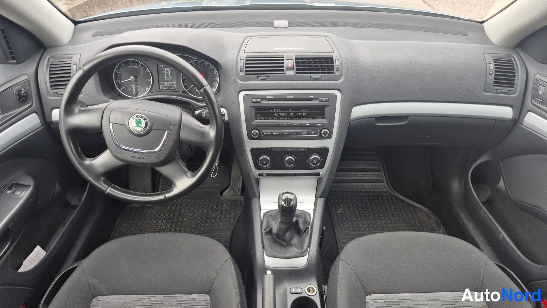 Sininen Skoda Octavia 2010, ohjaamo, kuva 10