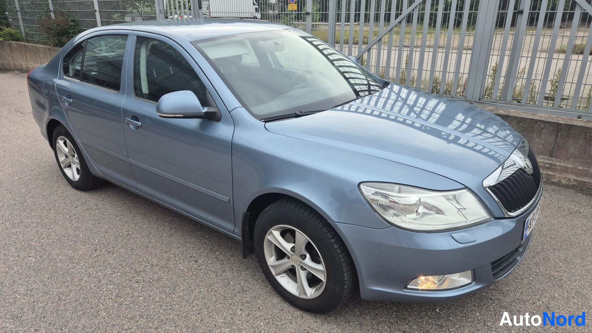 Sininen Skoda Octavia 2010, etuviisto, keula oikealle, kuva 4