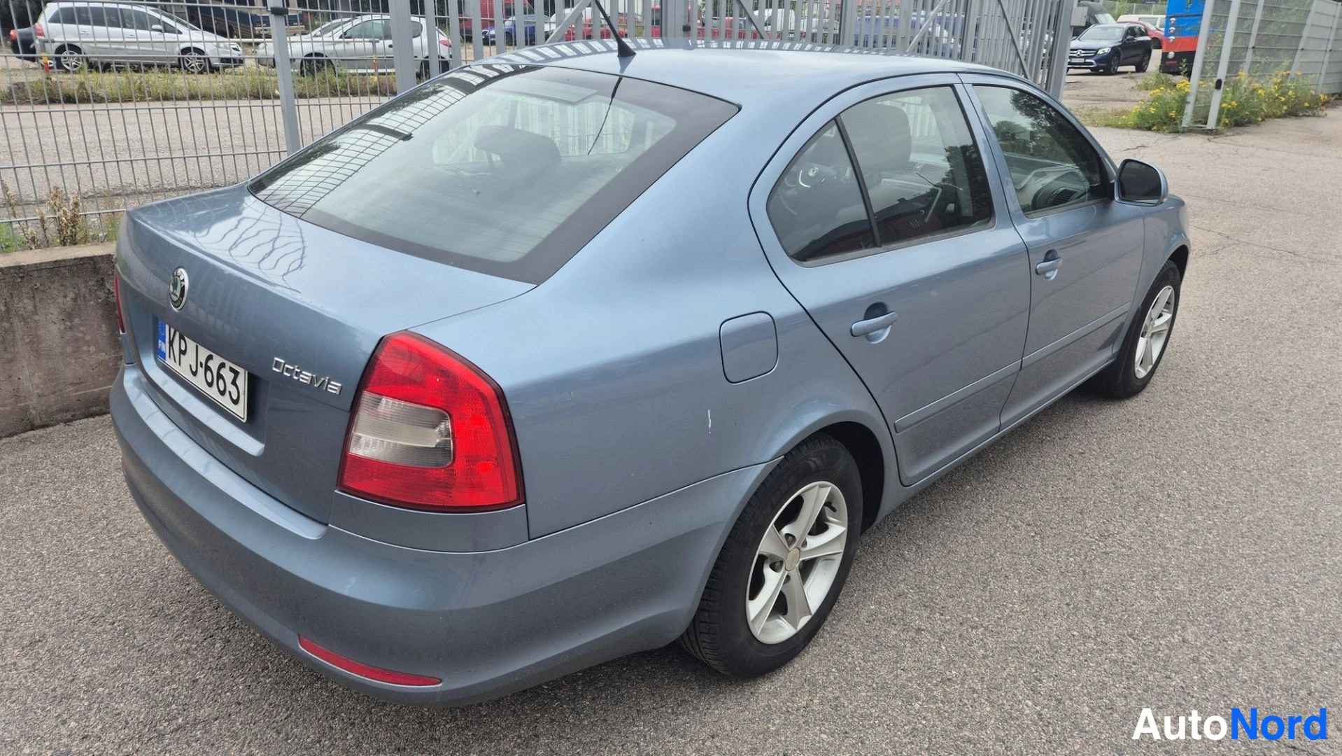 Sininen Skoda Octavia 2010, takaviisto, kuva 7