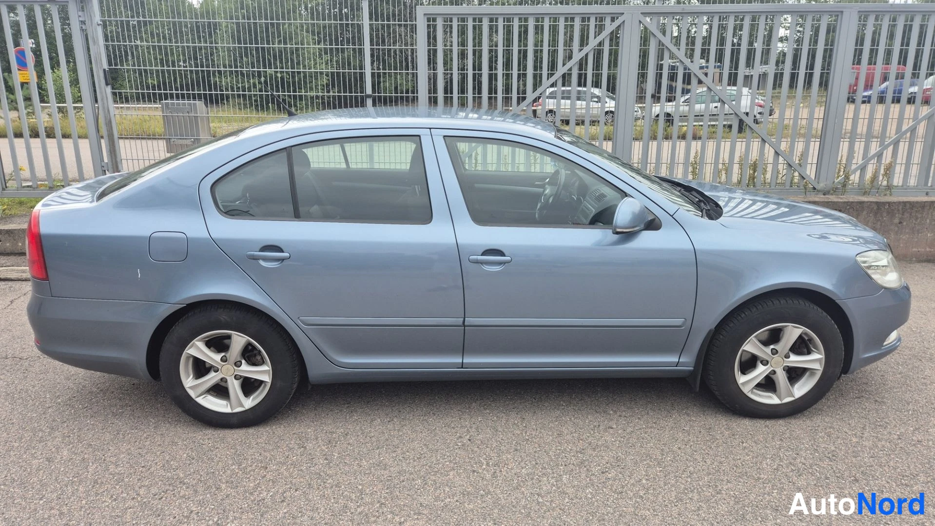 Sininen Skoda Octavia 2010, etuviisto, keula oikealle, kuva 3