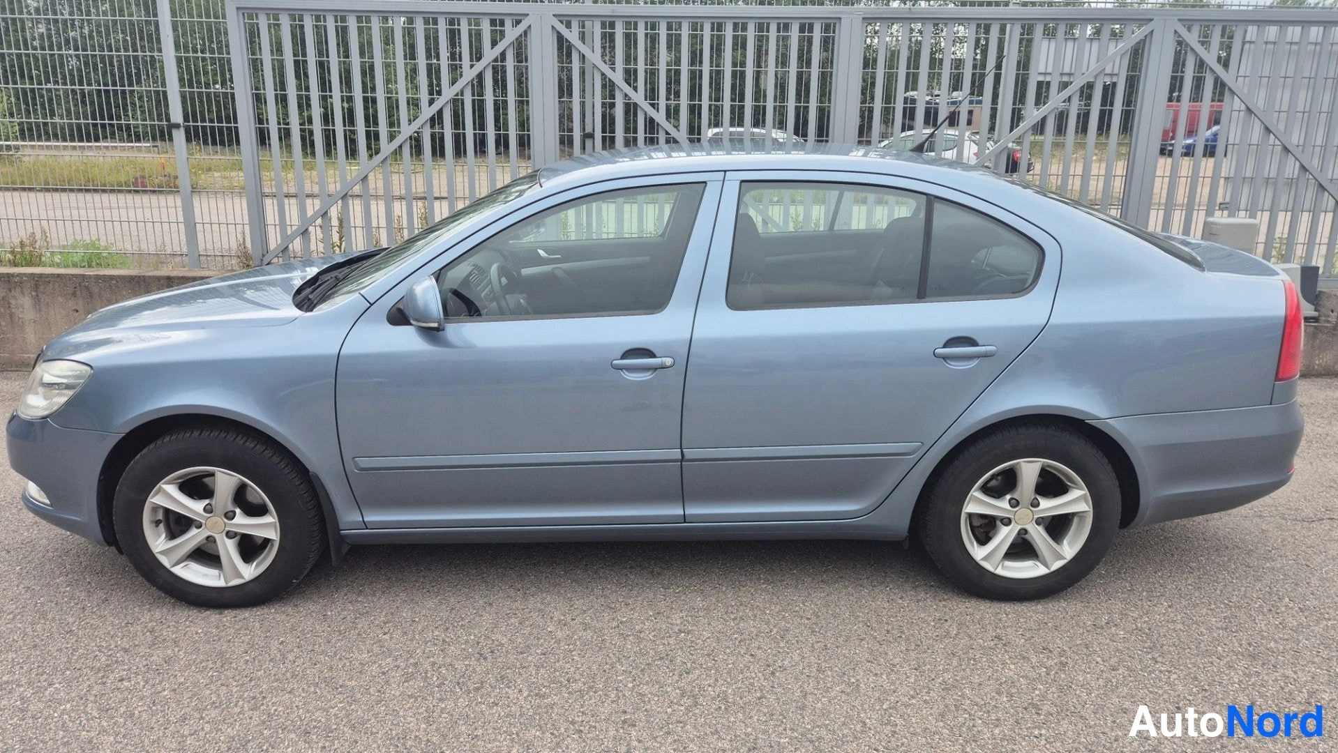 Sininen Skoda Octavia 2010, etuviisto, keula vasemmalle, kuva 2