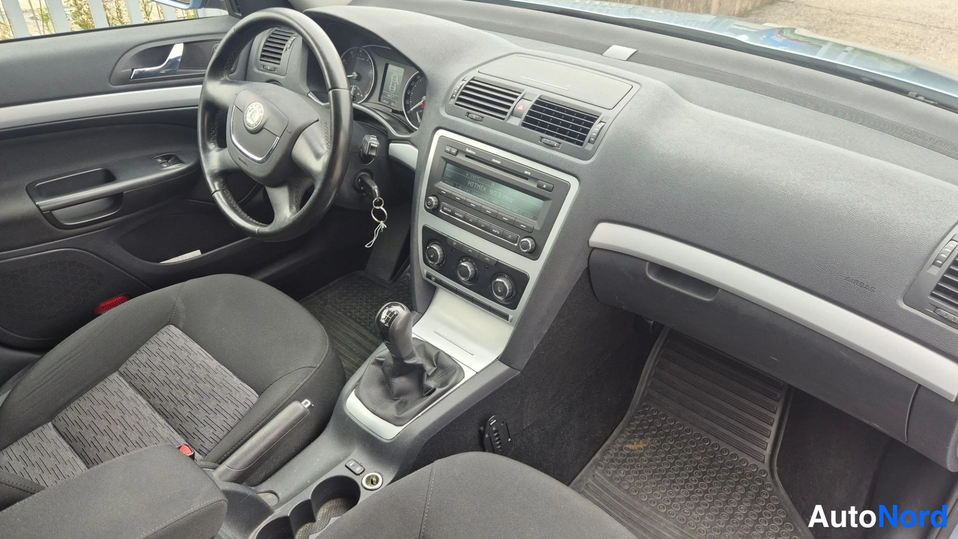 Sininen Skoda Octavia 2010, ohjaamo, kuva 9