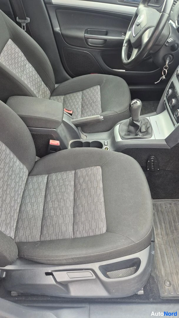 Sininen Skoda Octavia 2010, etuistuimet, kuva 11