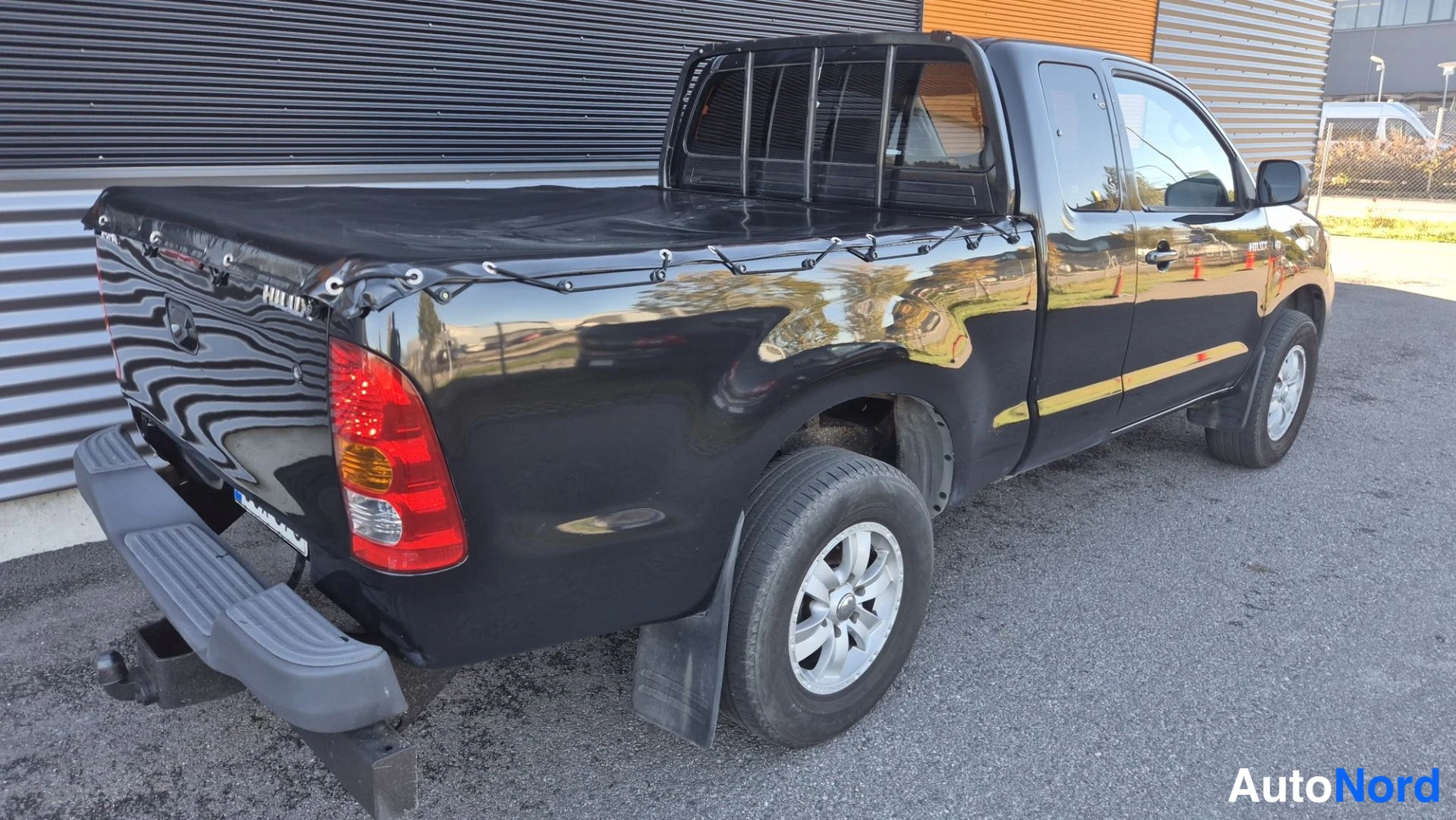 Musta Toyota Hilux 2011, takaviisto, kuva 6