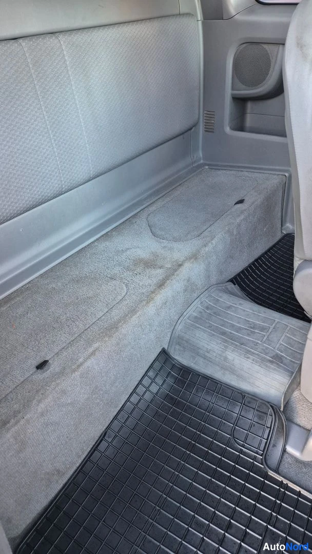 Musta Toyota Hilux 2011, takaistuimet, kuva 12