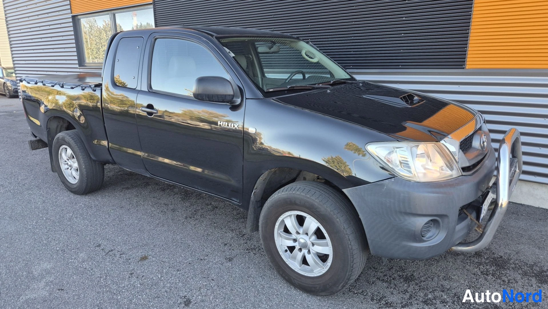 Musta Toyota Hilux 2011, etuviisto, keula oikealle, kuva 3