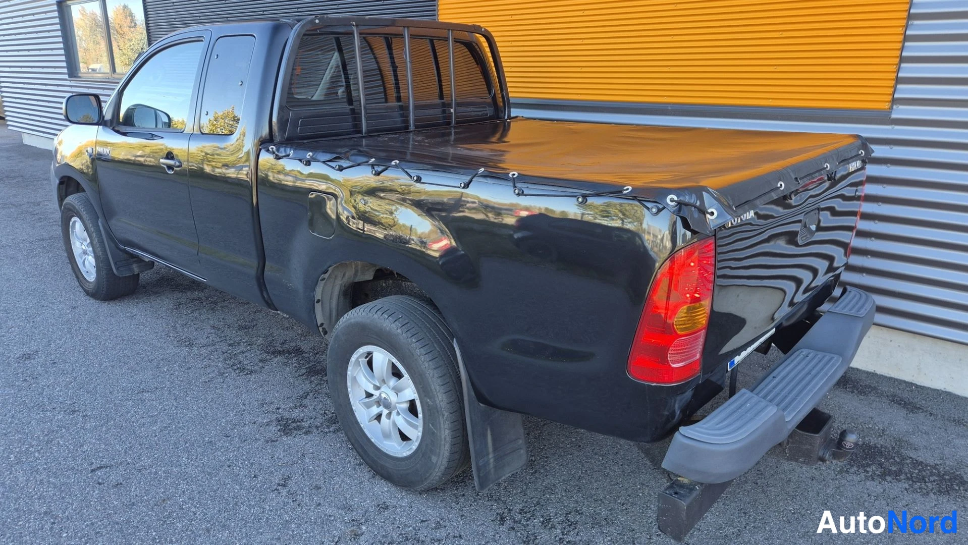 Musta Toyota Hilux 2011, takaviisto, kuva 7