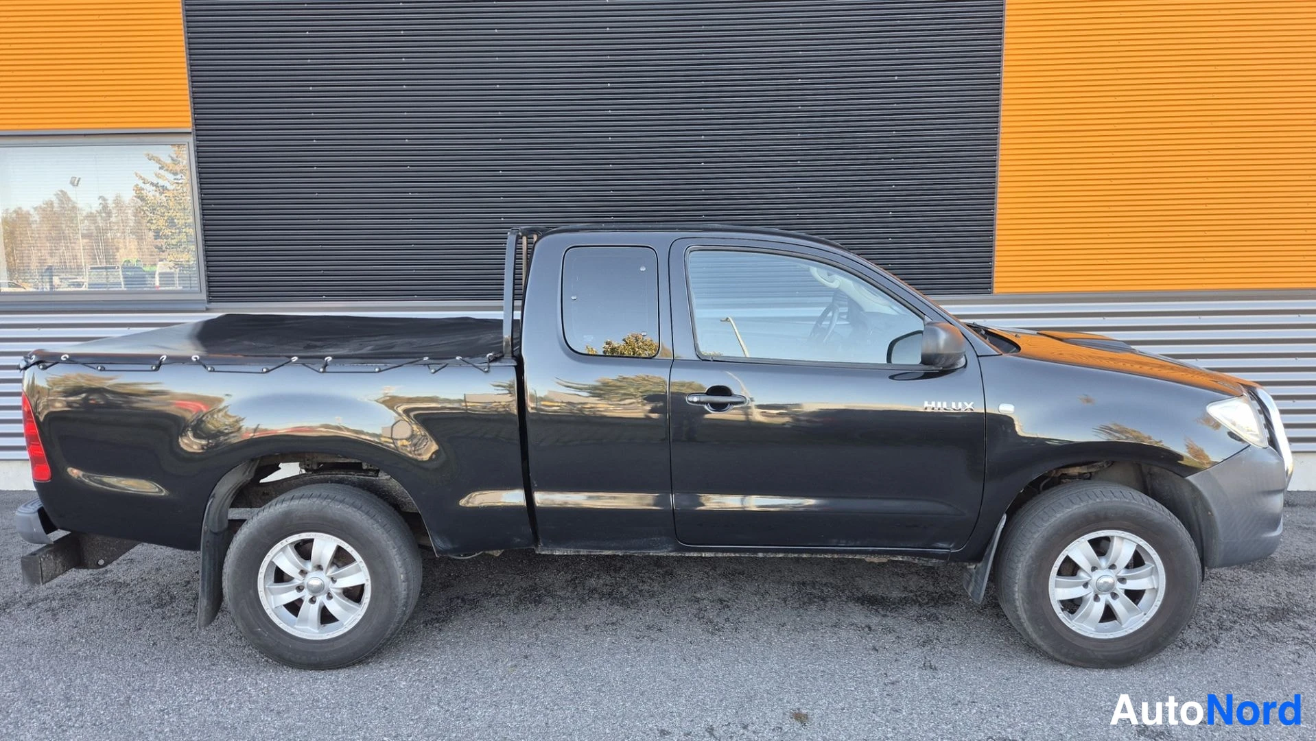 Musta Toyota Hilux 2011, etuviisto, keula oikealle, kuva 4