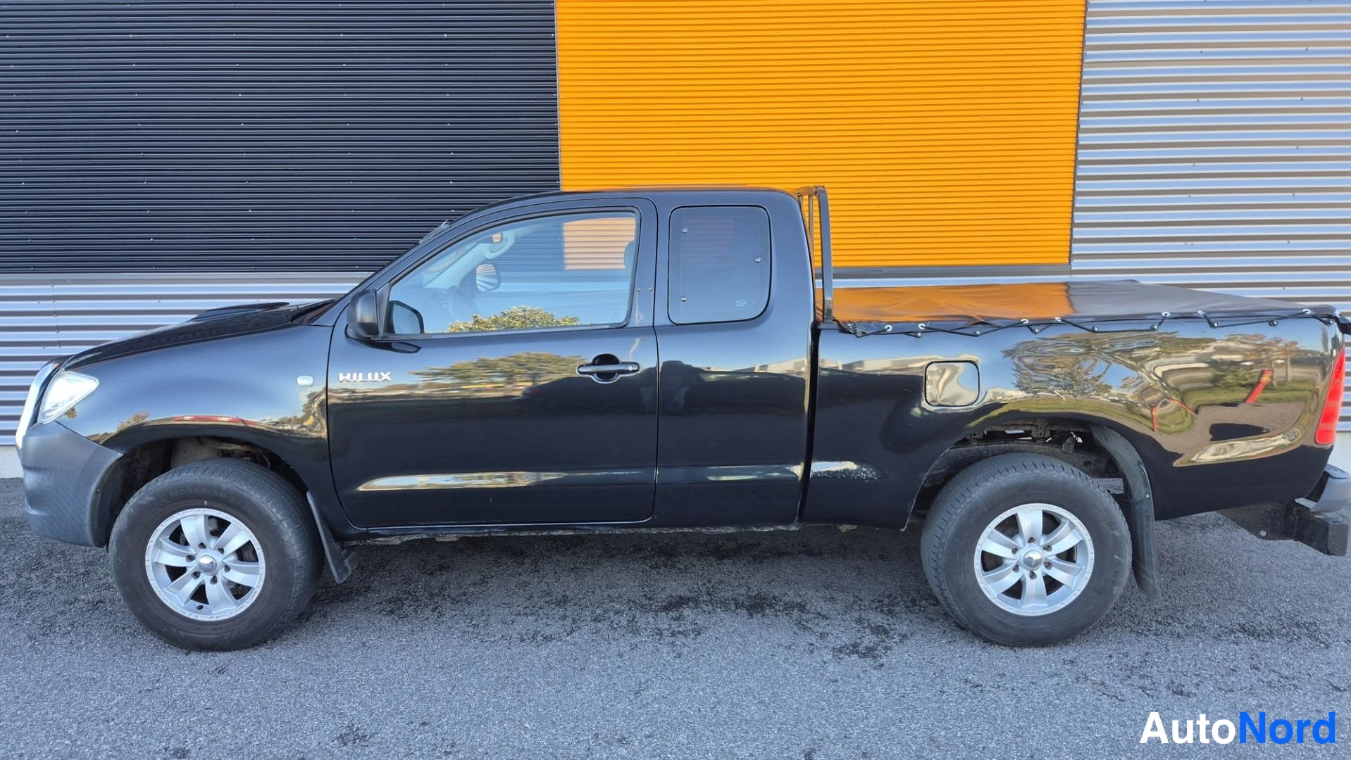 Musta Toyota Hilux 2011, etuviisto, keula vasemmalle, kuva 2