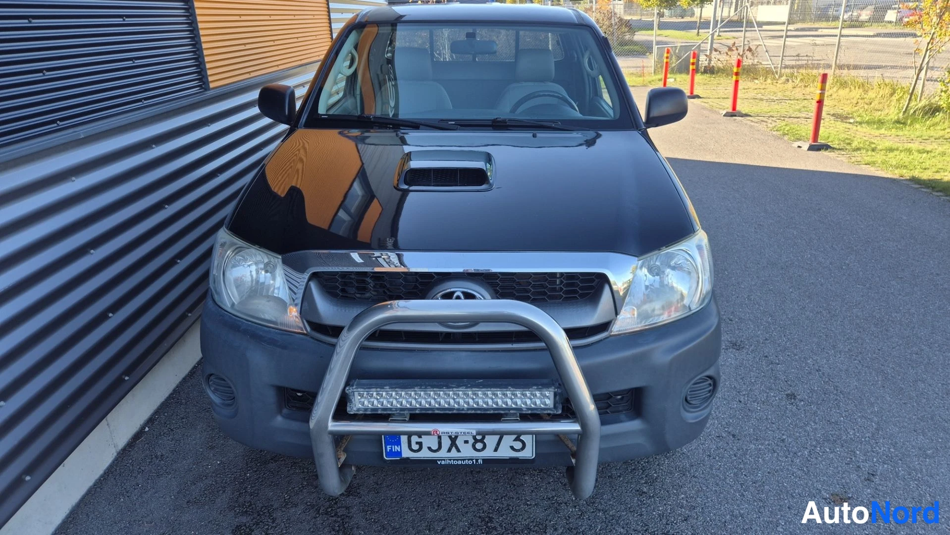 Musta Toyota Hilux 2011, edestä, kuva 5