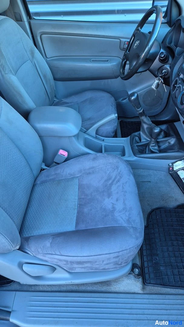 Musta Toyota Hilux 2011, etuistuimet, kuva 10