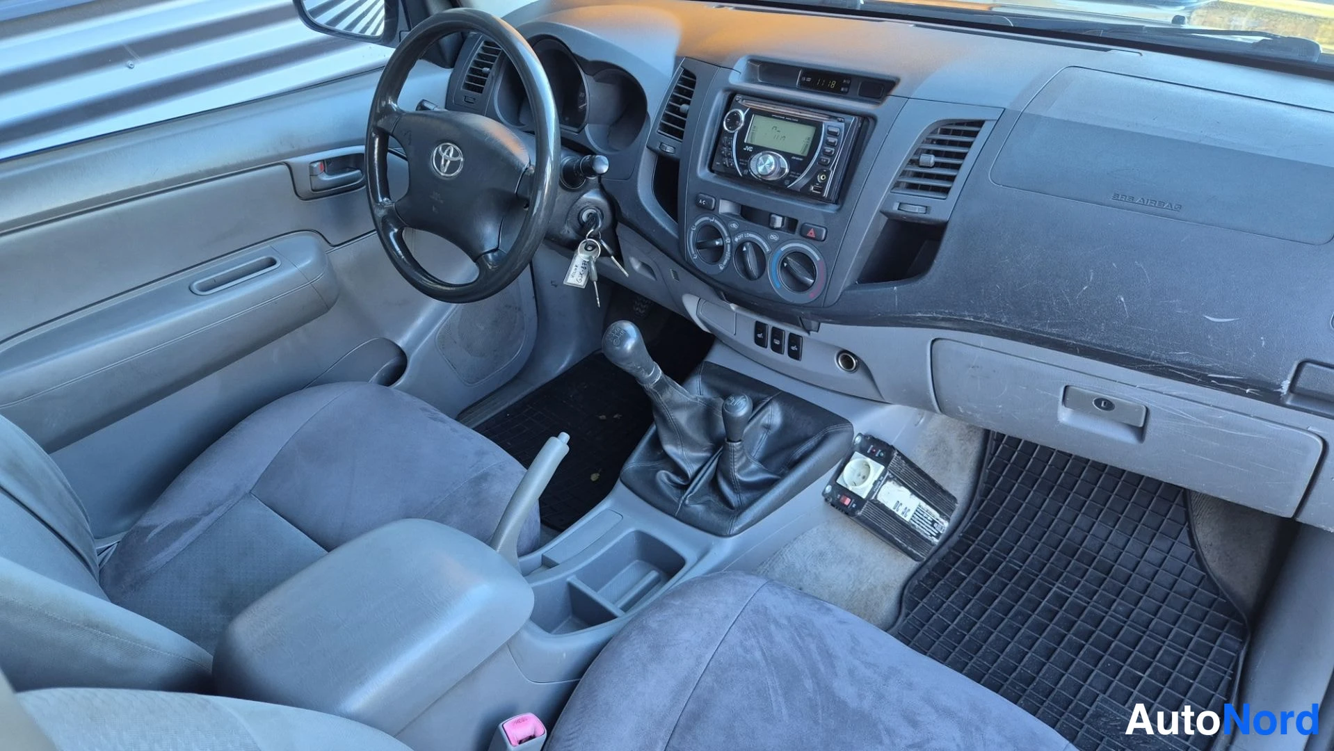 Musta Toyota Hilux 2011, ohjaamo, kuva 9