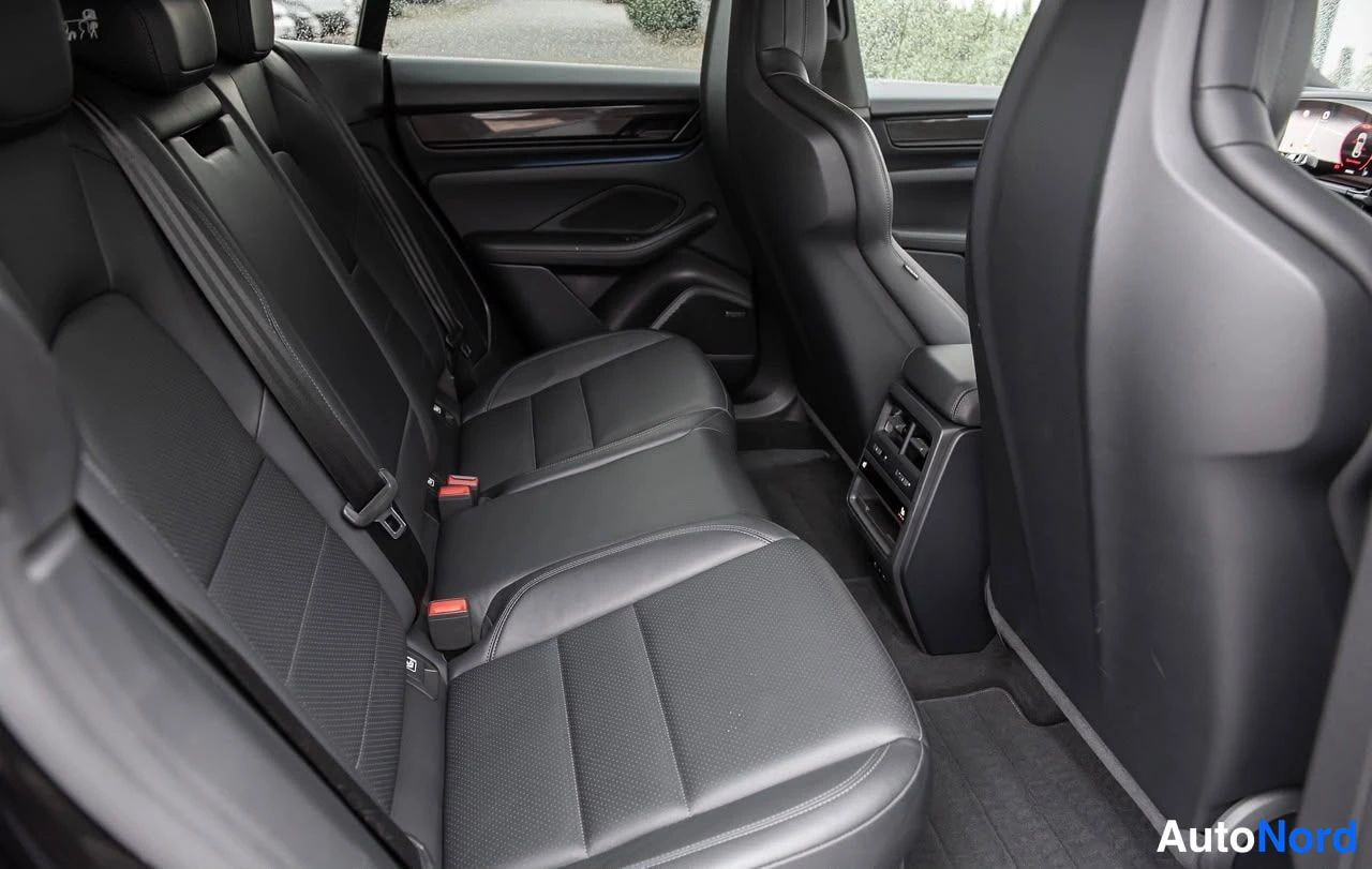 Musta Porsche Macan 2025, takaistuimet, kuva 10