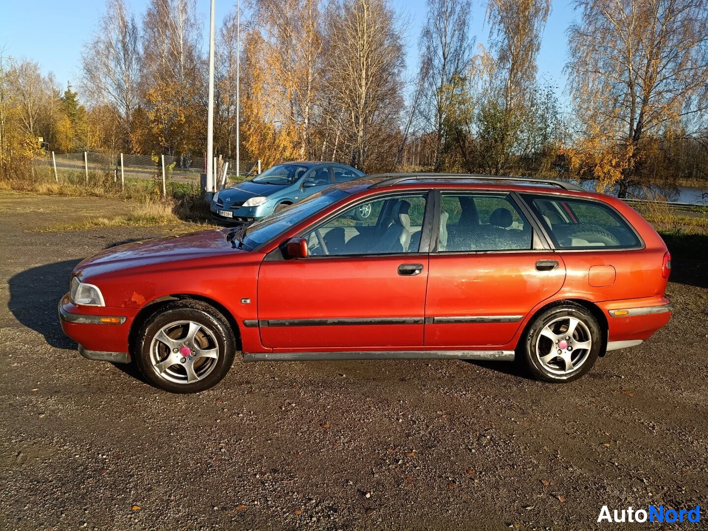 Oranssi Volvo V40 1998, sivulta, kuva 4