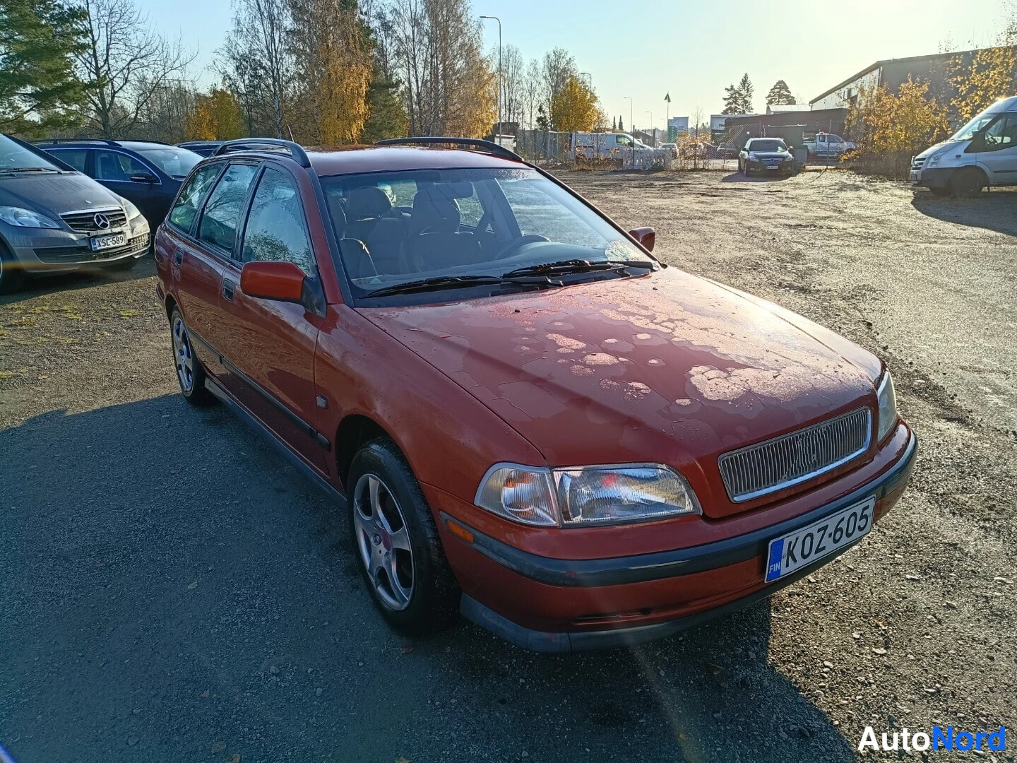 Oranssi Volvo V40 1998, etuviisto, keula oikealle, kuva 2