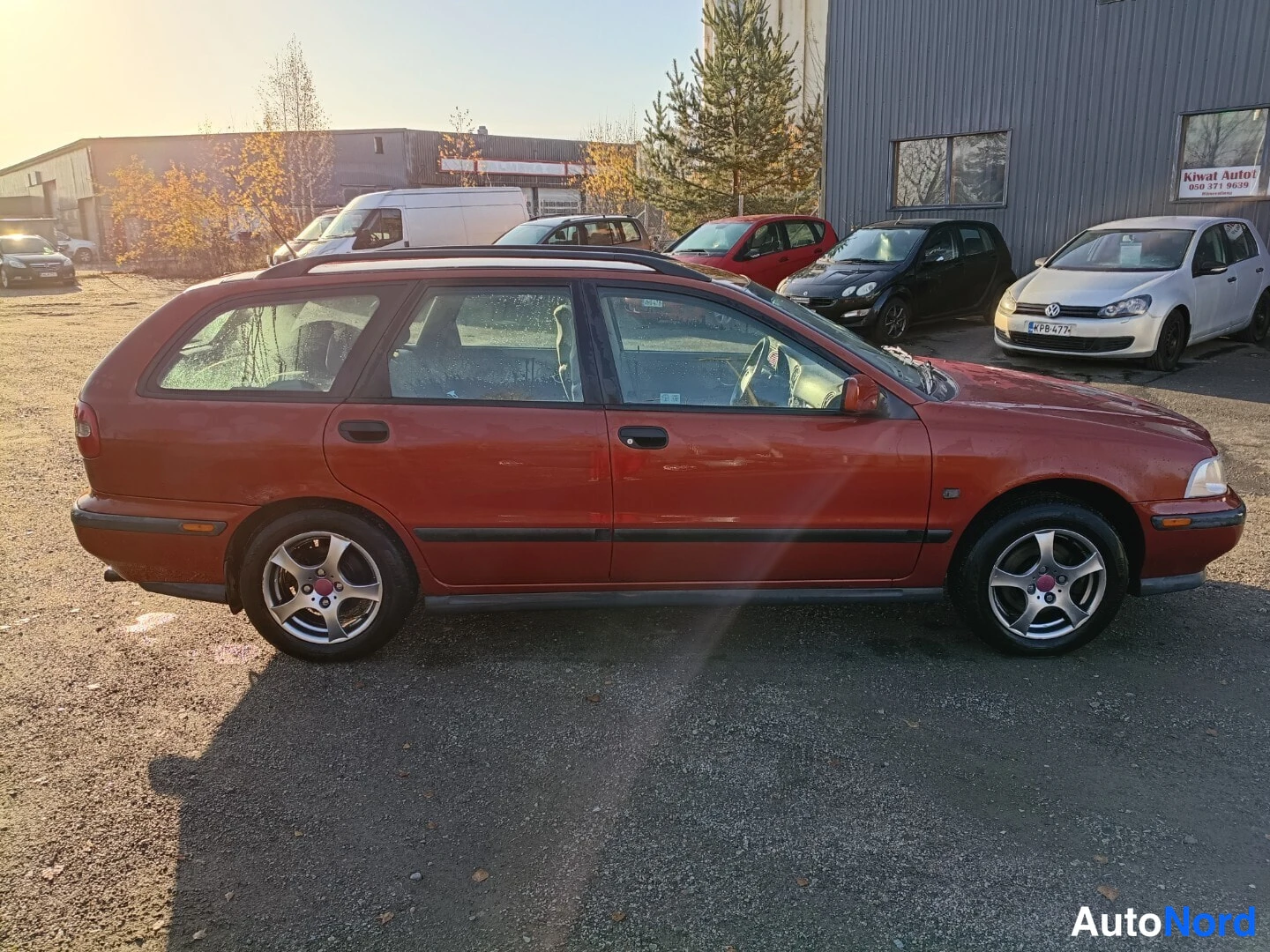 Oranssi Volvo V40 1998, etuviisto, keula oikealle, kuva 3