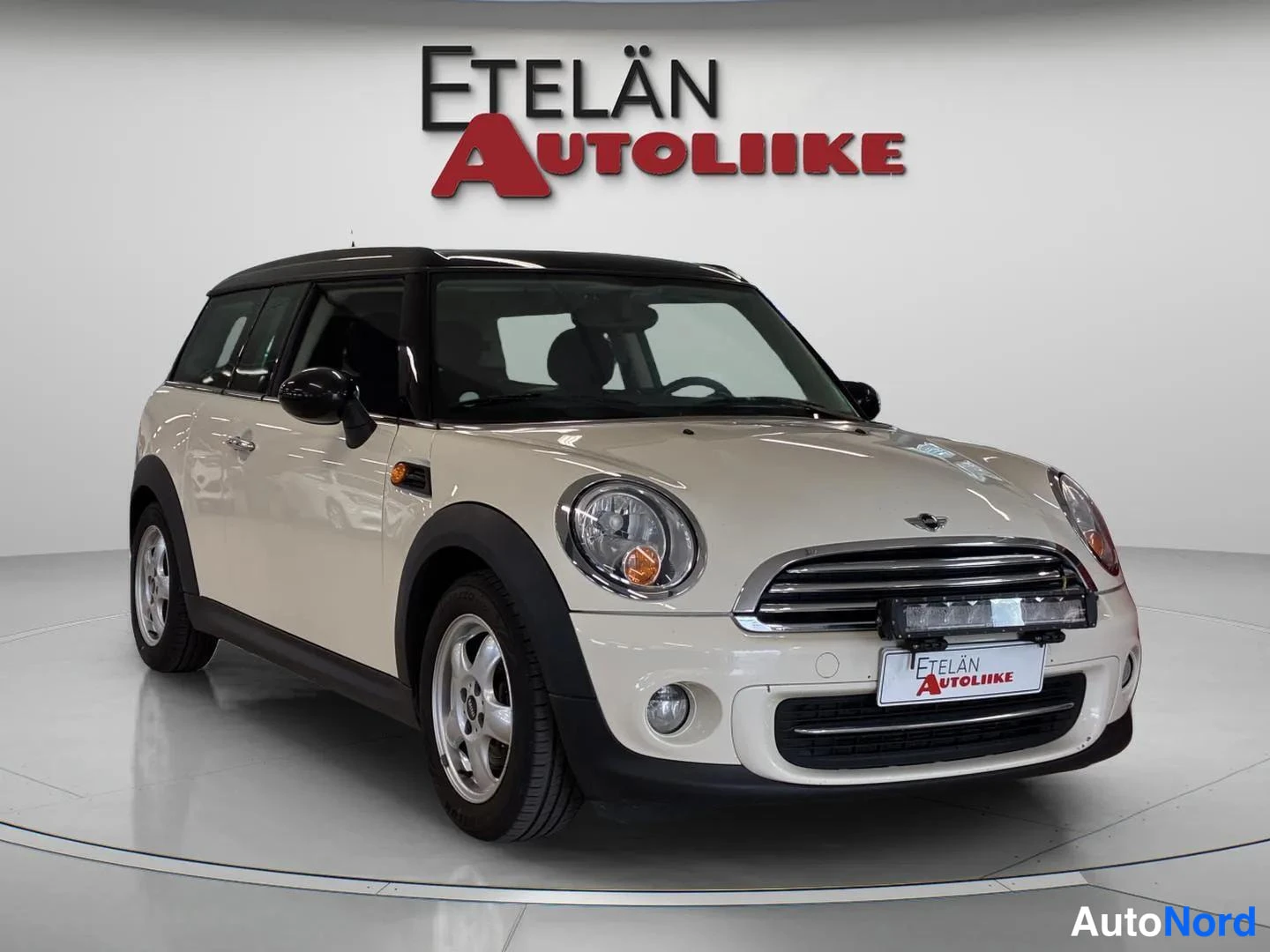 Valkoinen Mini Cooper 2010, etuviisto, keula oikealle, kuva 4