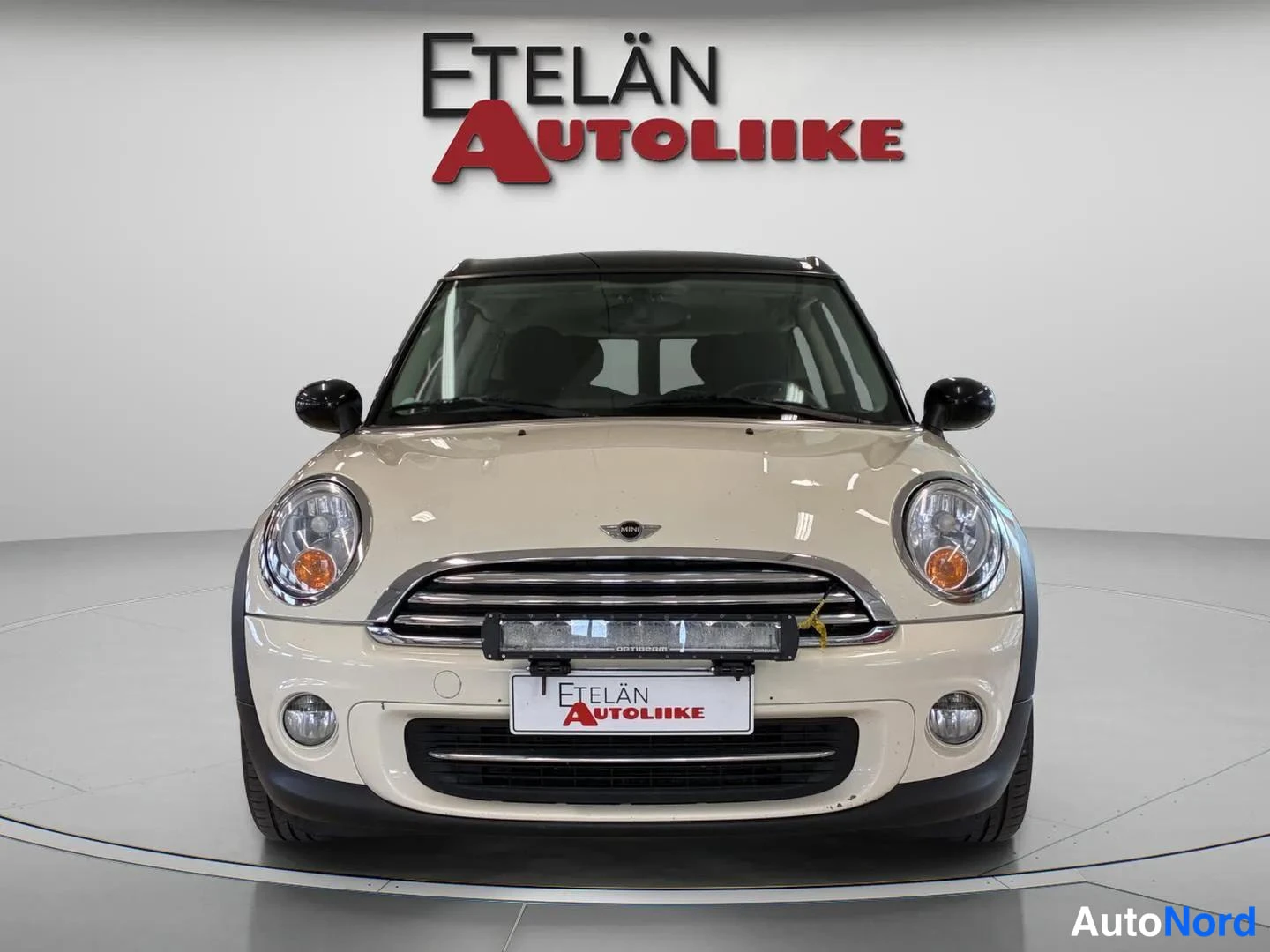 Valkoinen Mini Cooper 2010, edestä, kuva 5