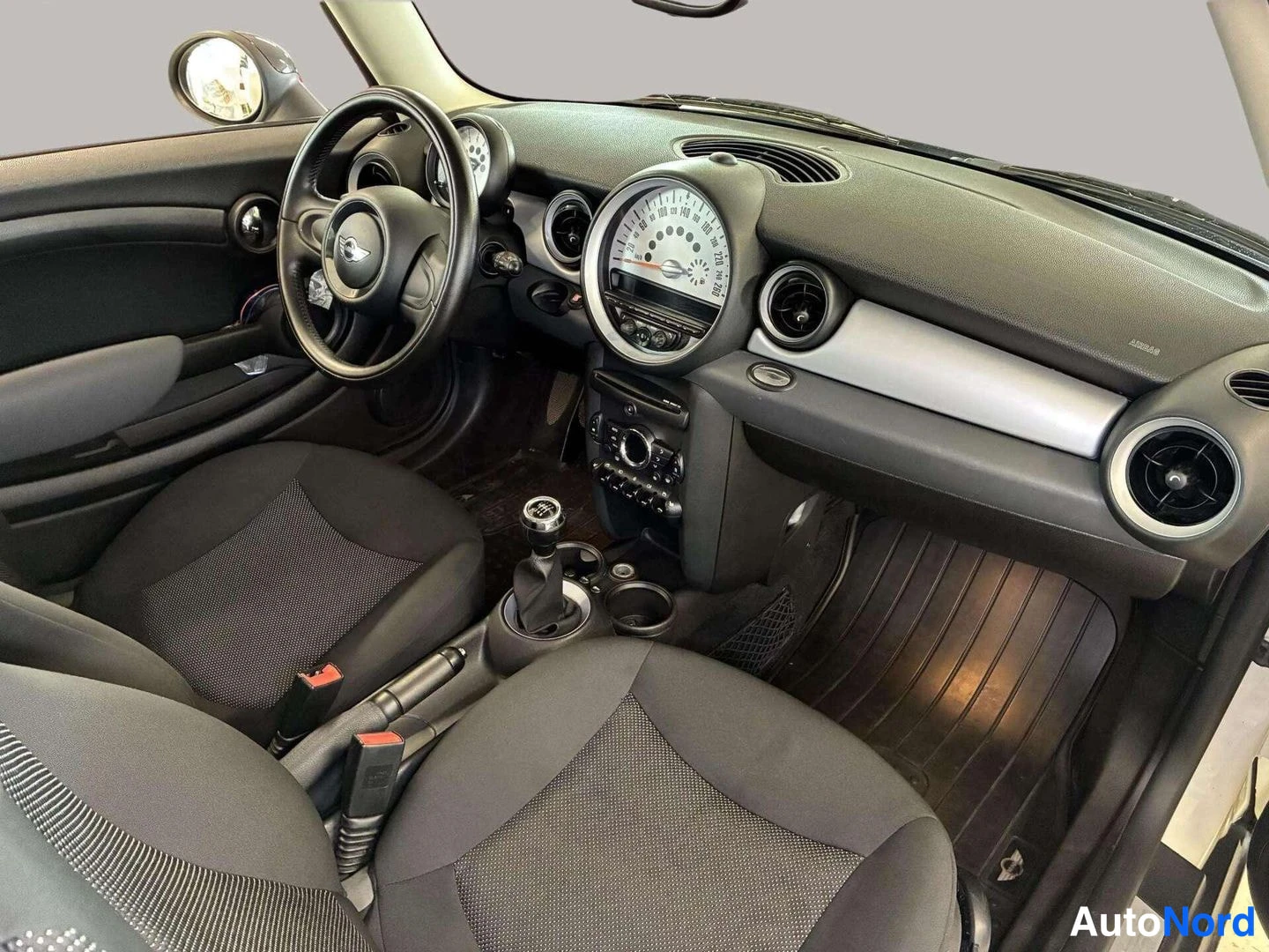 Valkoinen Mini Cooper 2010, etuviisto, keula vasemmalle, kuva 2