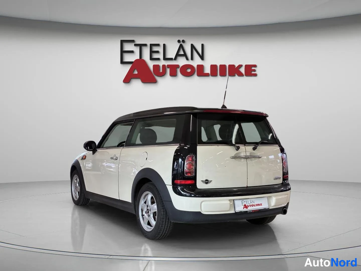 Valkoinen Mini Cooper 2010, takaviisto, kuva 10