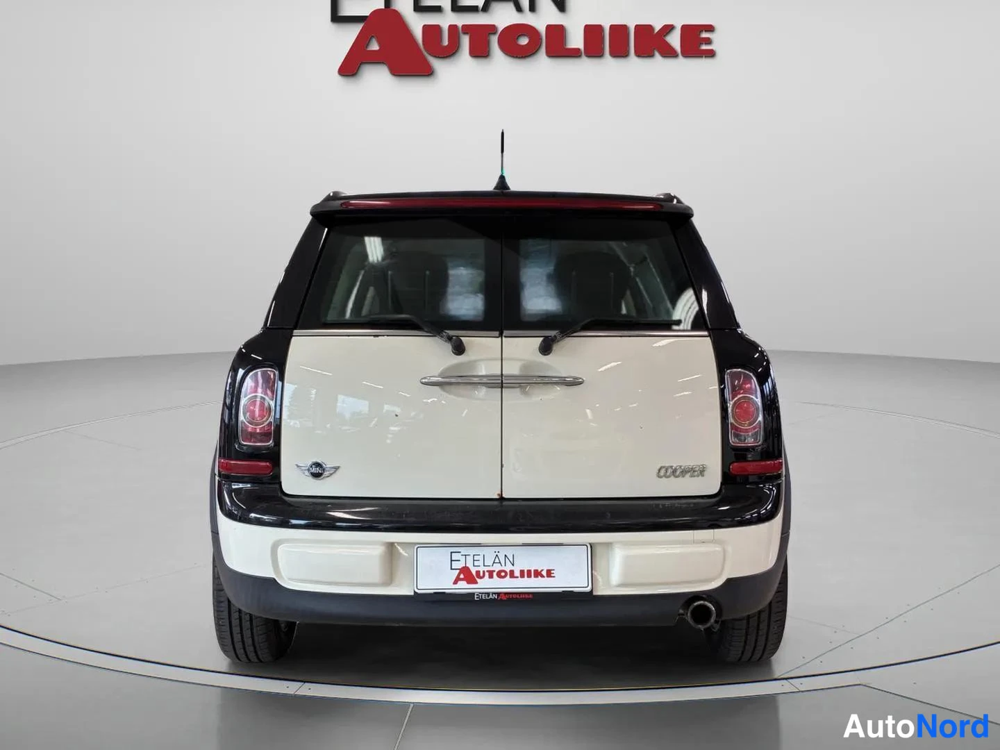 Valkoinen Mini Cooper 2010, takaa, kuva 12