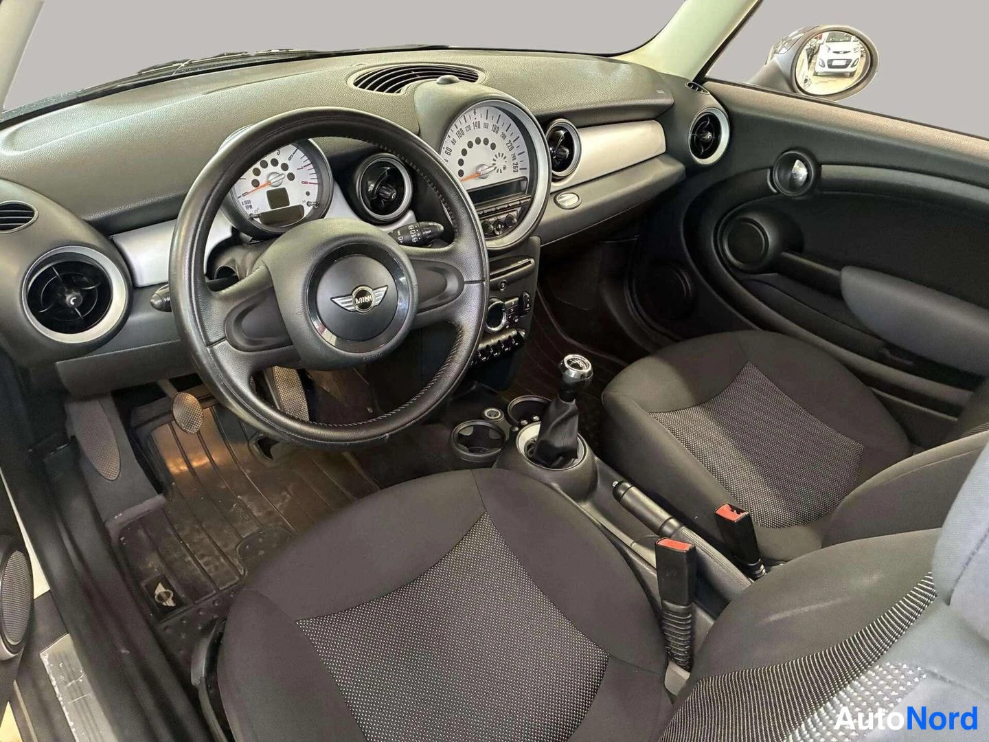 Valkoinen Mini Cooper 2010, etuviisto, keula vasemmalle, kuva 3