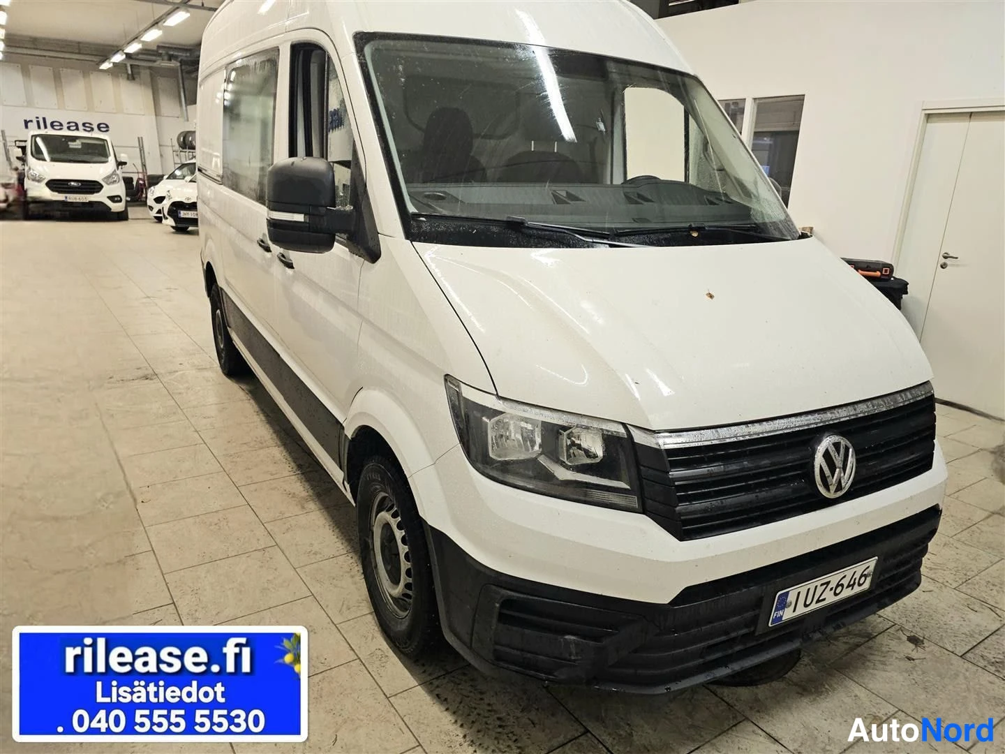 Valkoinen Volkswagen Crafter 2020, etuviisto, keula oikealle, kuva 3